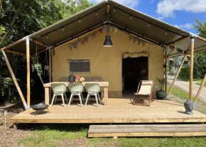 Go glamping! Sfeervolle safaritent 'Sunyata Ayur' met regendouche